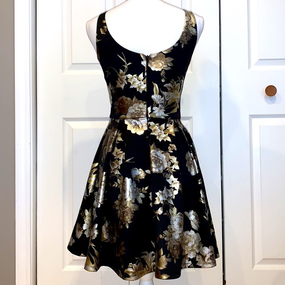 Formal dress - Picture 2 of 3